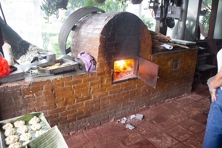 El fogón en el area de fiestas funciona perfectamente y tienen unos 80 años de construido. Aun se usan las recetas antiguas.