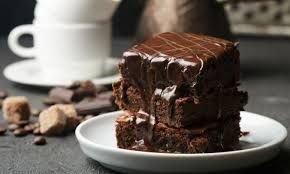 Exquisito brownie de chocolate deleita tu paladar.