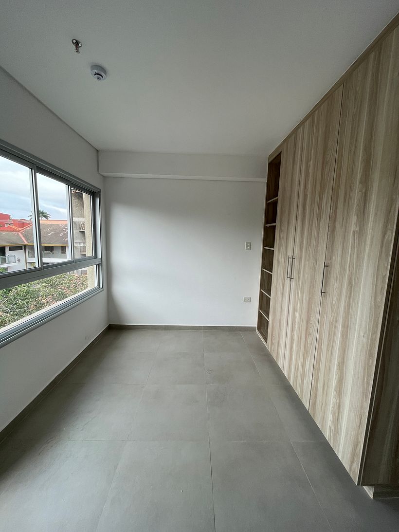 Dormitorio apretado e incomodo