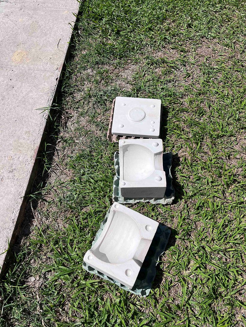 Secándo los taseles sobre cubetas de huevos que facilitan la corriente de aire por debajo al tiempo que van absorbiendo agua.