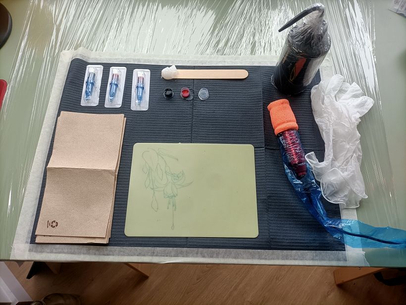Mesa preparada para realizar el proyecto con el calco en piel sintética. Agujas utilizadas: 3RL, 7RL, 7CM