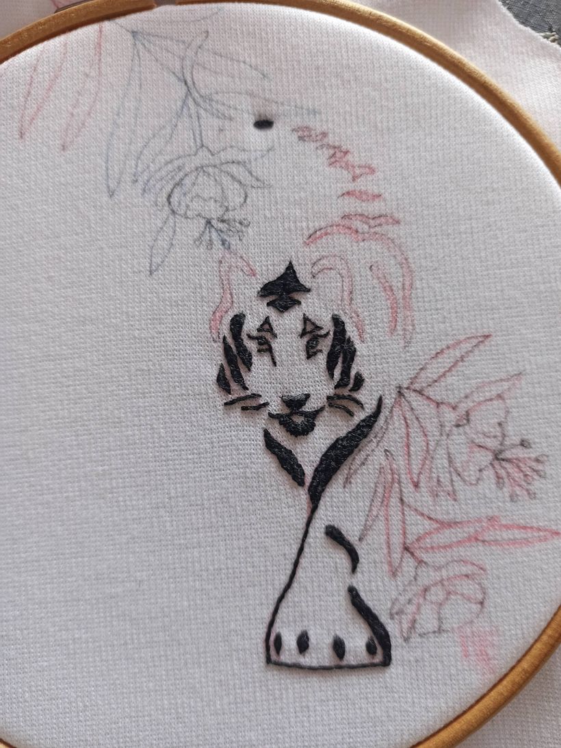 Esta es la evolución de bordado del tigre, utilizando la puntada punto tallo la cual he aprendido en el transcurso del curso 