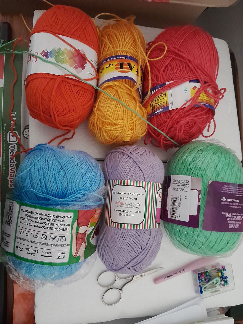Los materiales. Hilos grosor 3 del Craft Yarn Council. Aguja 2.2