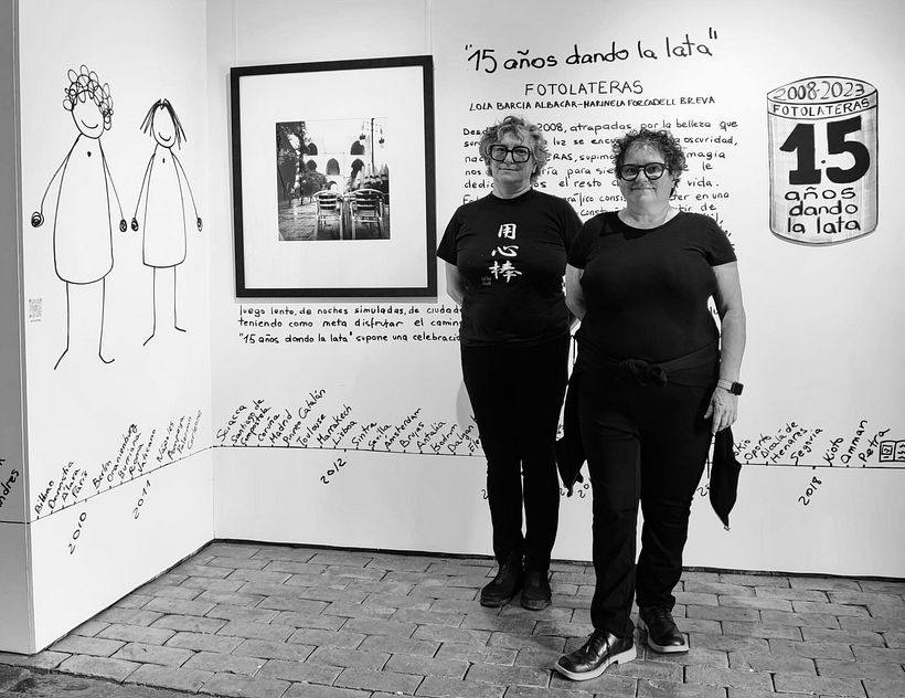 Fotolateras en la exposición "15 años dando la lata"