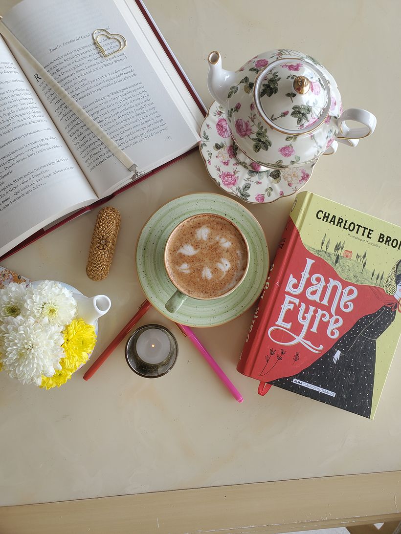 Tome mi foto ispirada en los libros,cafe,flores lindas 
