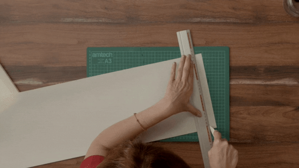 With a ruler and a folding knife, fold the sheet until you obtain an accordion.