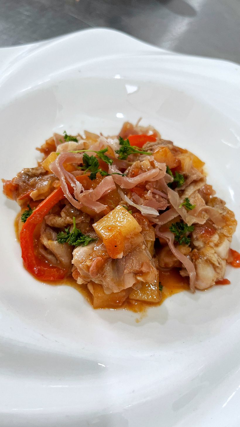 Pollo a la vasca con papas