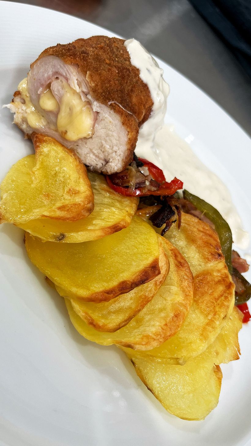 Cordon Blue de Pollo con salsa de queso azul y papas panaderas