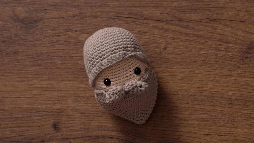 Learn to knit beards and mustaches for your amigurumis.