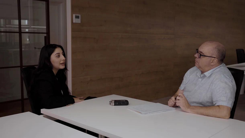 Non-verbal language provides you with a lot of additional information that enriches the interview.