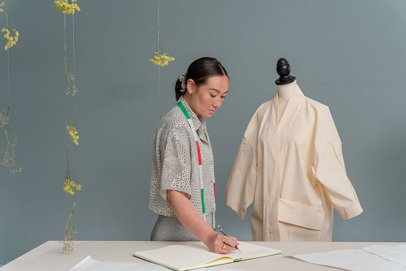 Grau gestreifter Kimono-Mantel aus Baumwolle - Modedesign