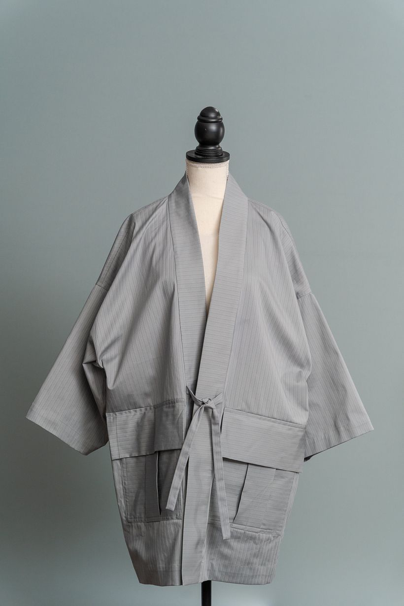 Grau gestreifter Kimono-Mantel aus Baumwolle - Modedesign