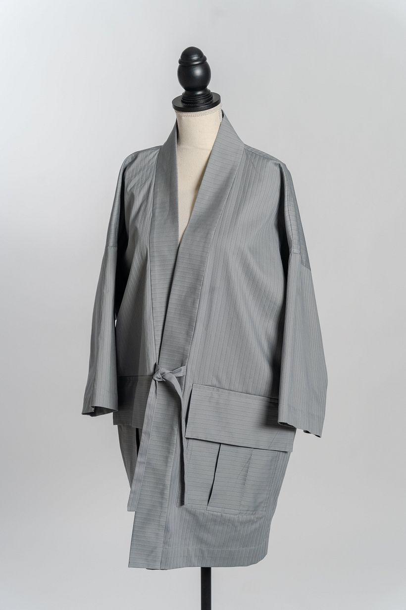 Grau gestreifter Kimono-Mantel aus Baumwolle - Modedesign