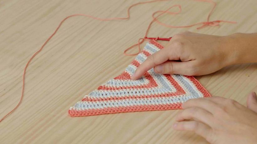 Knit the body following the sequence of three rows, alternating the colors to your liking.