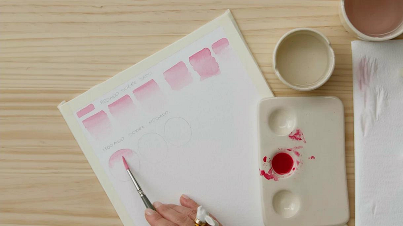 On a damp surface, deposit pigment and then blend it with clean water.