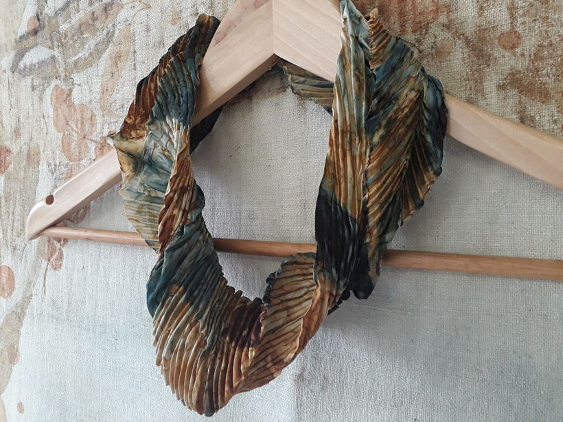 gola / plissado manual/ processo Arashi shibori em combinação com impressão ferrosa e tingimento azul índigo vegetal