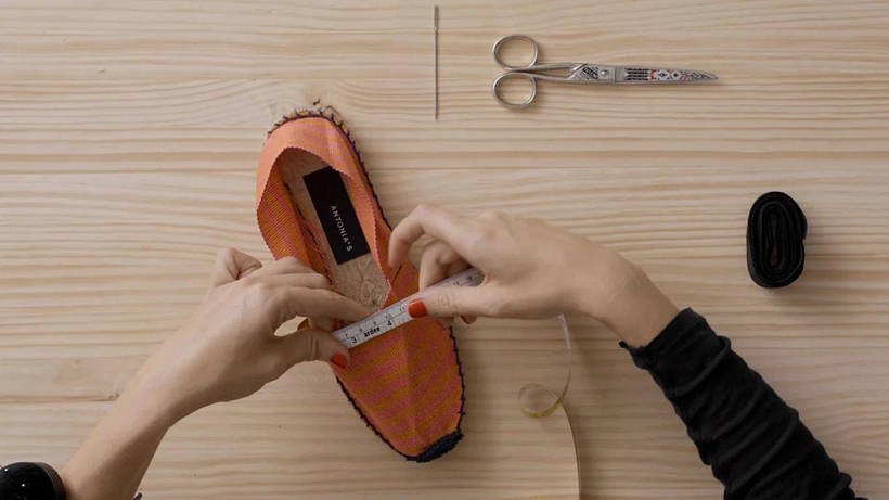 Measure the length of the espadrille and mark the center with a needle.