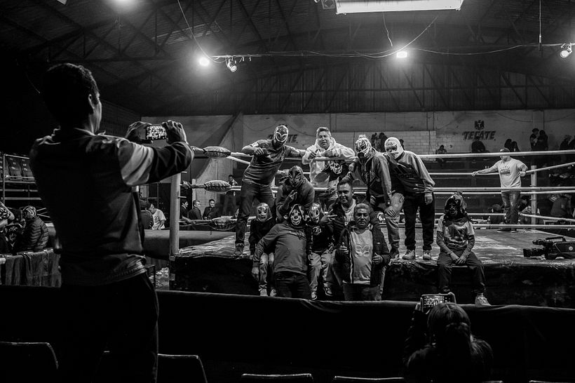 Al termino trabajadores, aficionados y luchadores hacen la foto del recuerdo / At the end of the souvenir photo