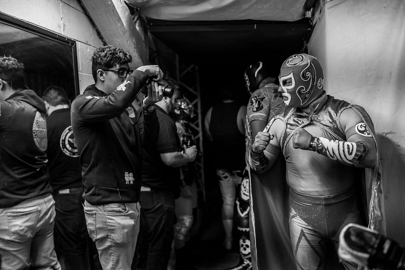Minutos antes de salir, un luchador posa para la prensa/ Minutes before leaving, a wrestler poses for the press