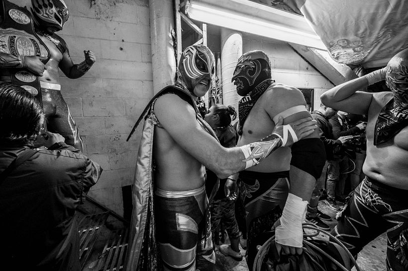 Luchadores dándose el saludo de camaradería y respeto / Fighters giving each other a salute of camaraderie and respect