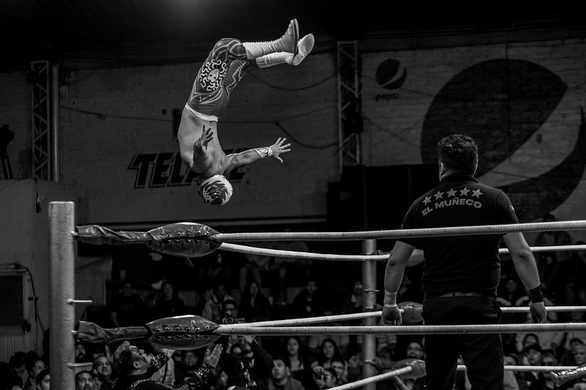 Luchador se arroja contra su rival tendido en el suelo / Wrestler throws himself against his opponent lying on the ground