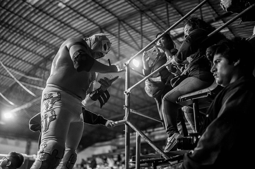 Luchador firma un autógrafo / Wrestler signs an autograph