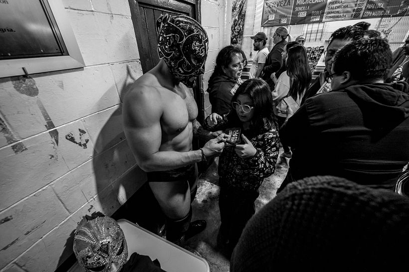 Algunos luchadores firman autógrafos y posan para fotos / Some of the wrestlers sign autographs and pose for photos