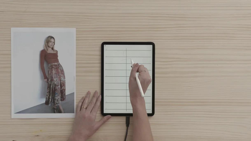 Place the shoulder line on the diagonal to give movement to the sketch.