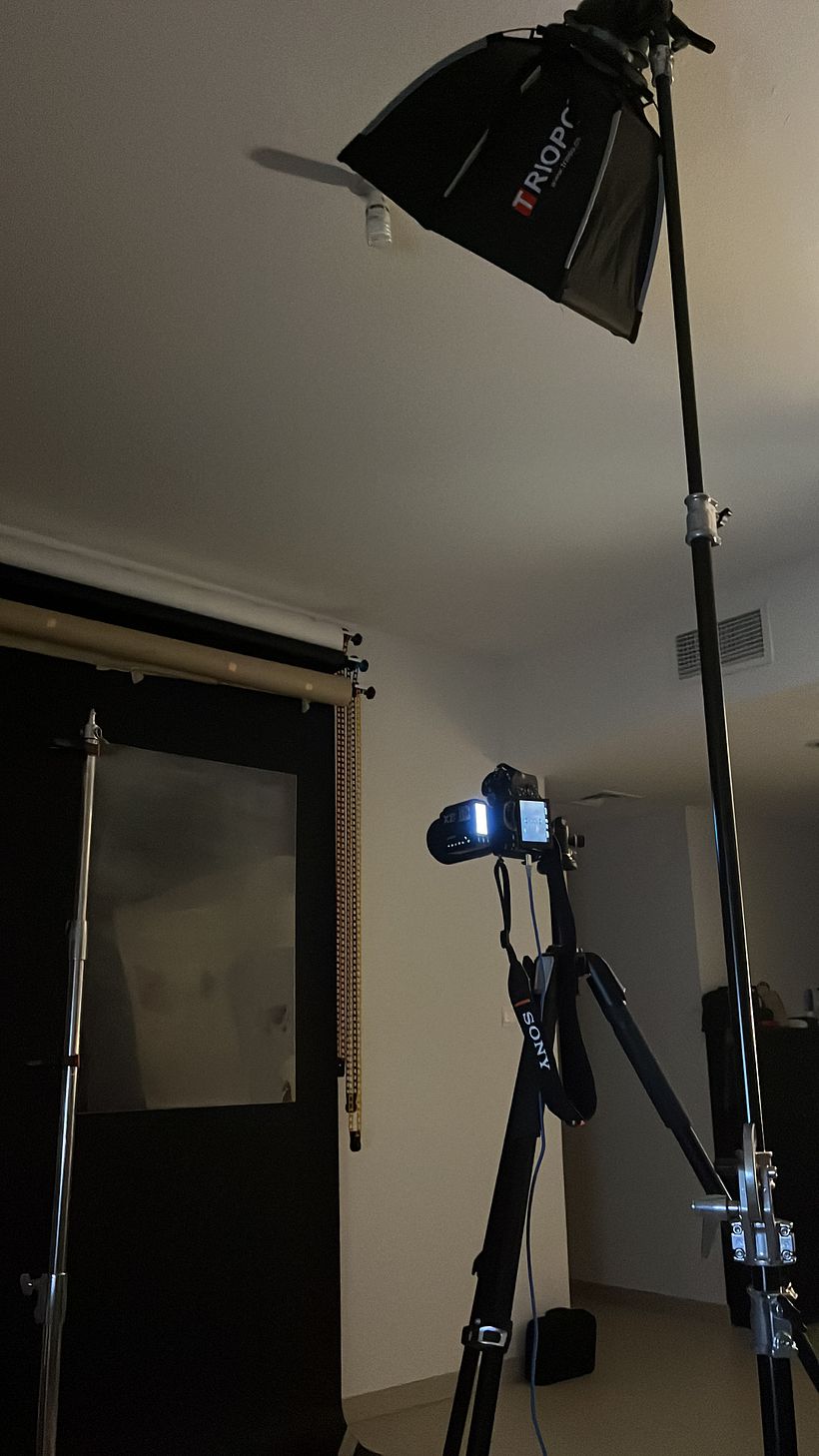Used a black backdrop, a plexiglass with scratches with sprayed water, and one light source.