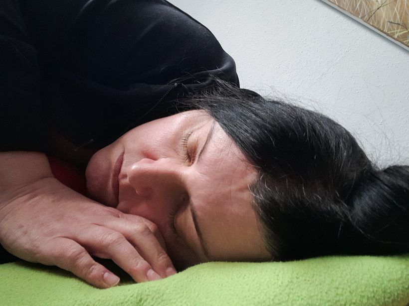 Śpiący portret kredkami colorystycznymi - Rysunek