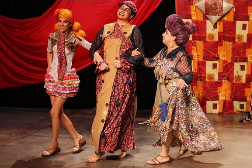 Personagens: Chapeuzinho, Vovó e  Mãe da Chapeuzinho