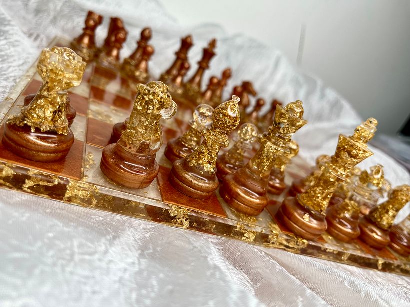 Tecniche decorative e colore applicato alla resina: scacchiera in resina epossidica marmorizzata e con foglie oro 3