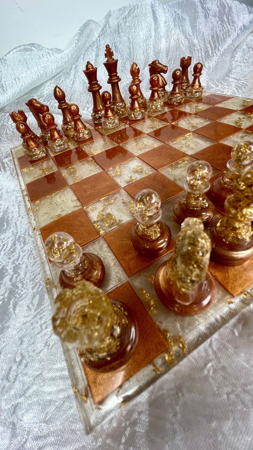 Tecniche decorative e colore applicato alla resina: scacchiera in resina epossidica marmorizzata e con foglie oro 4