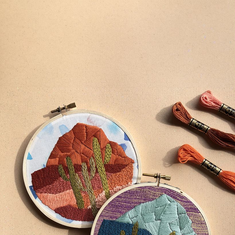 Atemberaubende Landschaften mit der Ästhetik einer Glasmalerei in der Stickerei 3