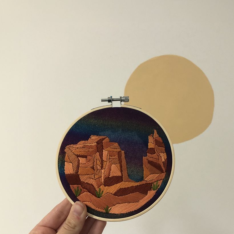 Atemberaubende Landschaften mit der Ästhetik einer Glasmalerei in der Stickerei 7