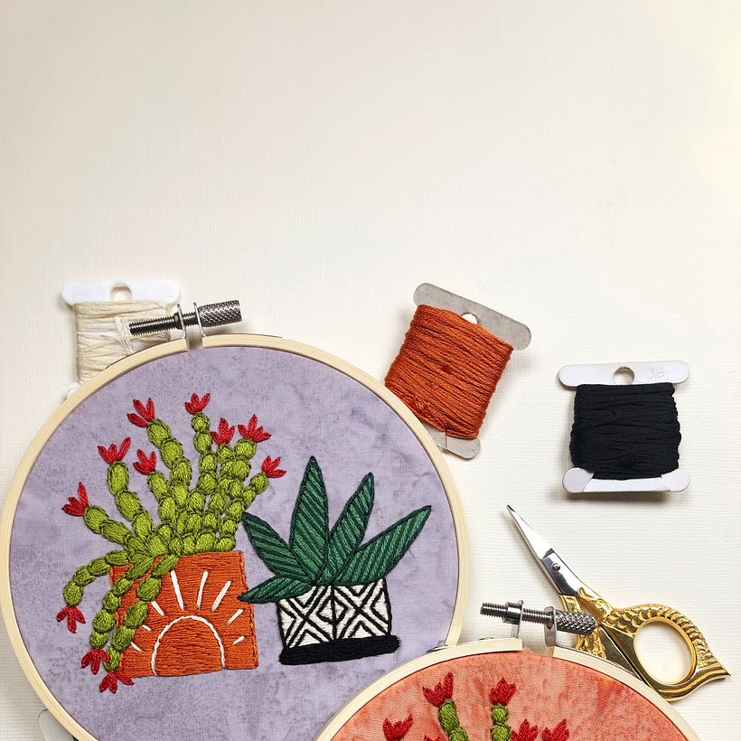 Atemberaubende Landschaften mit der Ästhetik einer Glasmalerei in der Stickerei 11