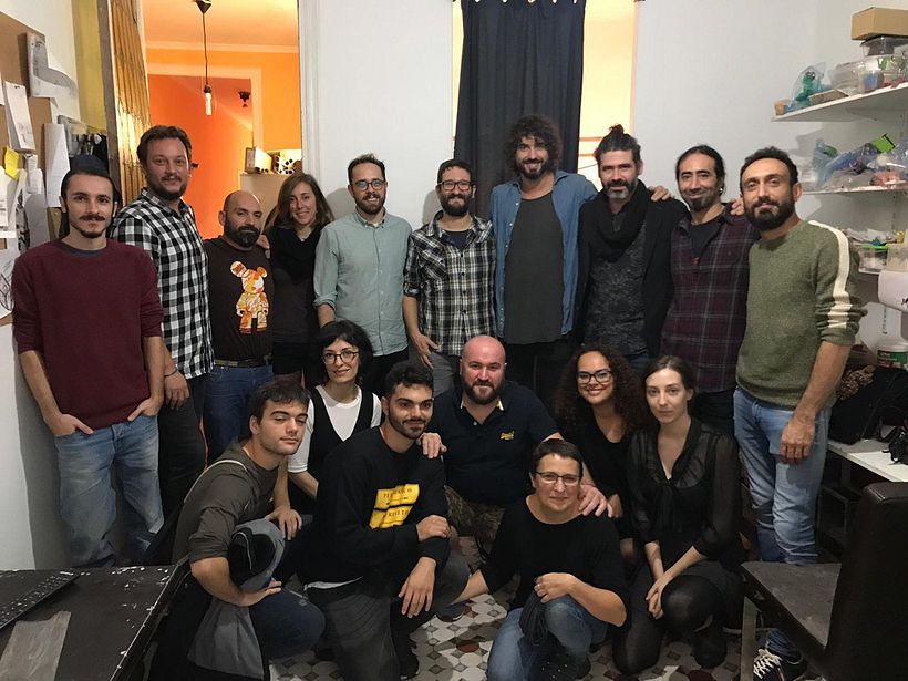 Algunos de los miembros del equipo de Hiru Animation durante la producción , junto a los miembros de IZAL.