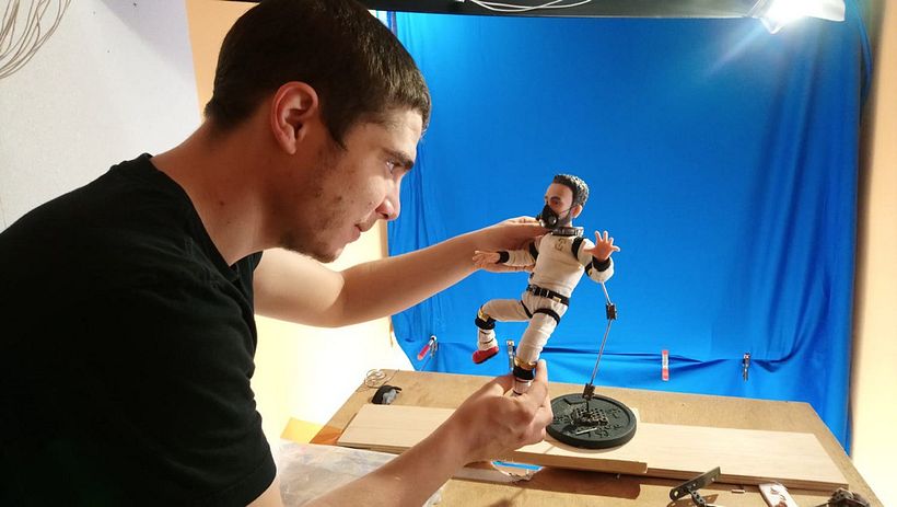 Iván Sarrión animando a uno de los miembros del grupo flotando en el espacio.