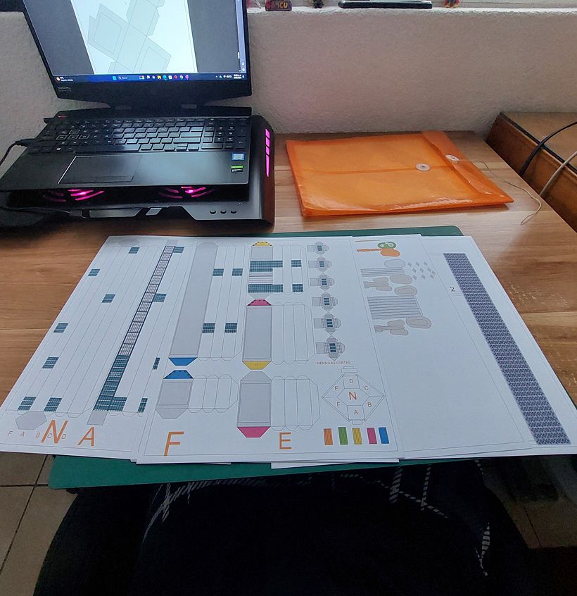 El primer paso despues de crear las planillas digitalmente es imprimer, recortar doblar y pegar conforme al siguiente orden.