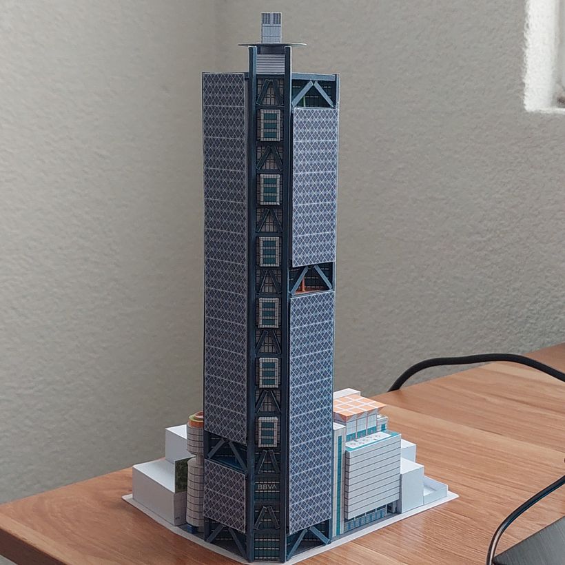 Emplazamiento de la torre en la esquina de av. Paseo de la Reforma y Lieja.