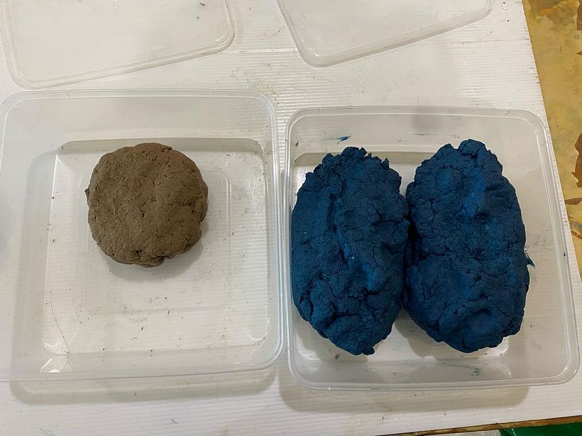 Cardboard pulp in original colour (left) and newspaper pulp in blue (right)