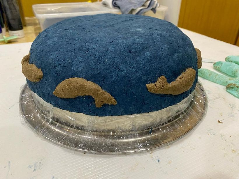 I use the same mixing bowl as mould :) and I made some "fish" texture