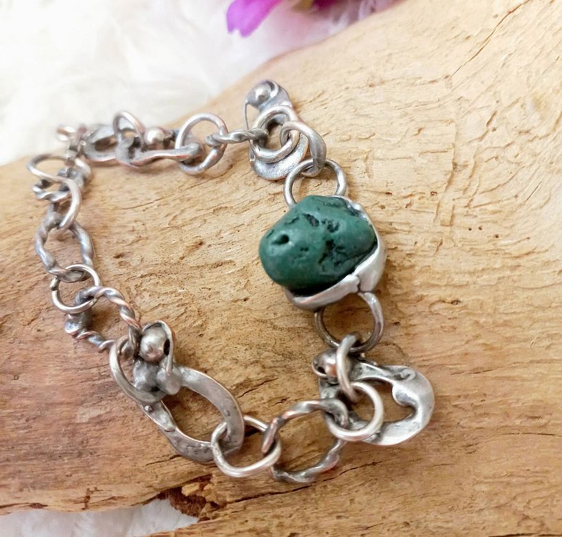 Raw bracelet with natural malachite,tin-plated copper,secured,made using the Tiffany method.Chain bracelet,bracelet with natural stone 1