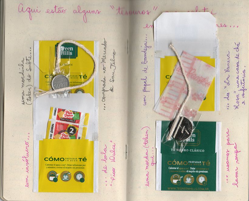 Skarby BsAs: stary żeton do metra, papierek po cukierku, moneta do pralki i tacka na papier.
