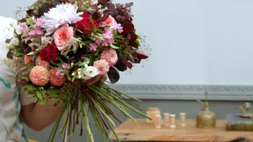 Gradually your bouquet will take on a circular shape.