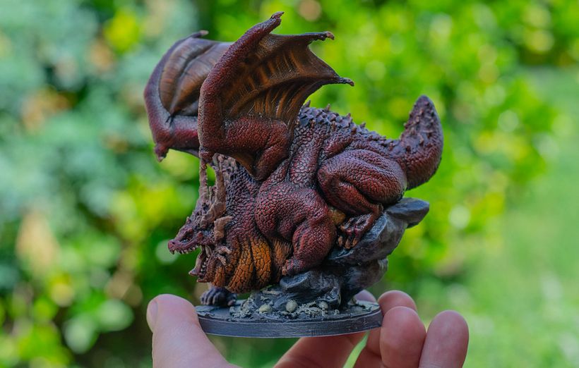 Miniatura de dragon impresa en 3D y pintada por mi con pincel.