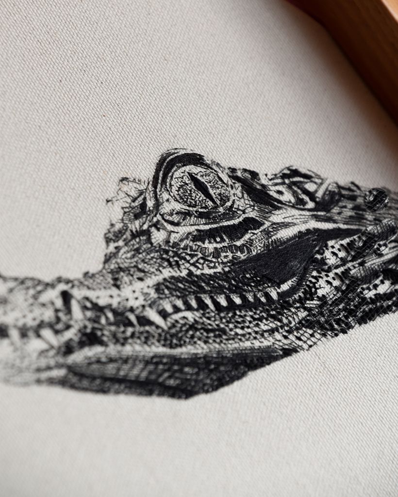 CAIMAN · DIBUJO CON HILO NEGRO 4