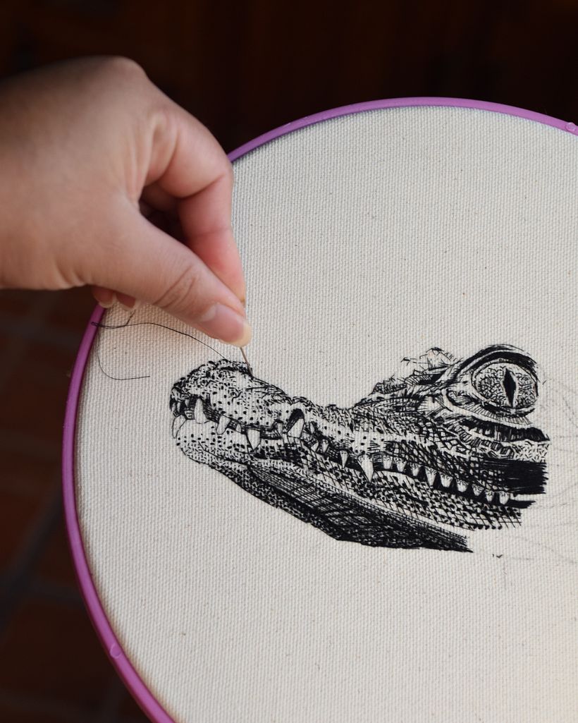 CAIMAN · DIBUJO CON HILO NEGRO 5