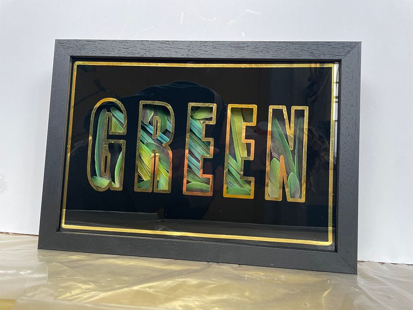 Gilded glass sign with feathers - Artisanat