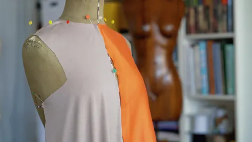 The toile must be of a similar fabric.